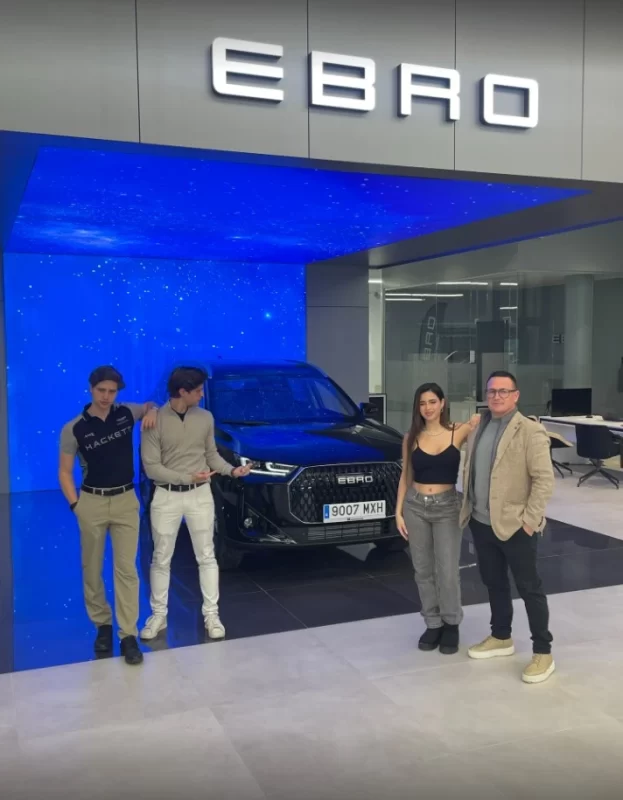 El pasado Martes fue un día especial para la influencer Victoria Carotudela y el equipo Universo Beta, quienes celebraron una emocionante entrega del vehículo EBRO S700 Luxury, un modelo que ha conquistado a todos por su diseño único y sus características de alto rendimiento. Esta entrega marca el inicio de una nueva etapa para Victoria, donde tendrá el privilegio de poder conducir el EBRO S700 Luxury