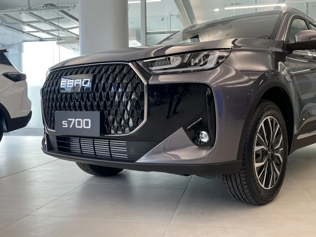 La espera ha terminado. El EBRO S700 Comfort, el SUV con la mejor relación calidad-precio del mercado, ya está disponible en nuestros concesionarios oficiales EBRO M Dealer en Barcelona y Madrid. Este modelo llega con un diseño único, un equipamiento excepcional y un precio imbatible desde solo 24.990 € con financiación.