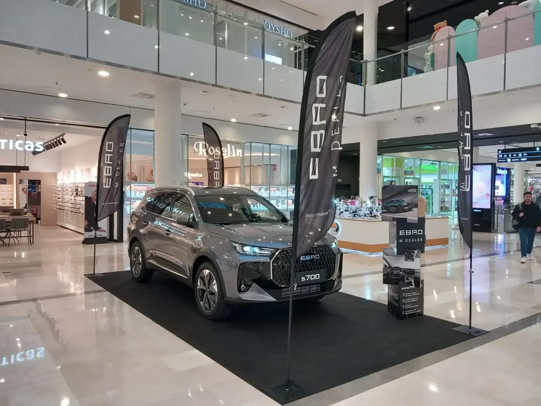 Del 17 de febrero al 2 de marzo, tendrás la oportunidad de conocer de cerca el nuevo EBRO s700 Luxury en el Centro Comercial Plenilunio de Madrid. Si estás buscando un SUV que combine comodidad, espacio y tecnología avanzada, este es el momento perfecto para descubrir todo lo que este modelo tiene para ofrecer.