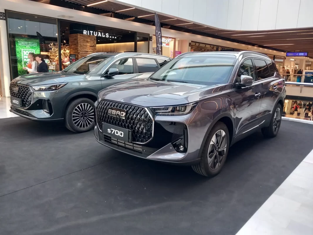 Si estás buscando un SUV que combine confort, espacio y tecnología de vanguardia, no puedes perderte la oportunidad de conocer el nuevo EBRO s700 Luxury. Del 28 de marzo al 15 de abril de 2025, este innovador modelo estará en exhibición en el Centro Comercial La Vaguada, en Fuencarral-El Pardo, Madrid.