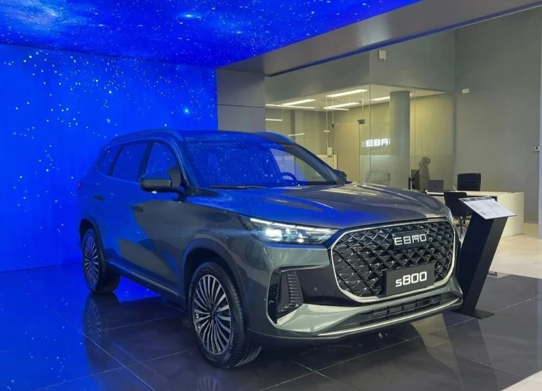 El EBRO S800 ha sido diseñado pensando en ofrecer una experiencia de conducción excepcional, destacándose por su diseño moderno, elegante y con tecnología de vanguardia. El exterior del EBRO S800 combina líneas limpias y aerodinámicas, creando un perfil robusto pero sofisticado que capta la atención en cada carretera. En su interior, el vehículo incorpora acabados de alta calidad, asientos confortables y envolventes que incluyen sistemas de memoria, calefacción y ventilación, garantizando un viaje cómodo en cualquier estación del año. Además, el asiento del pasajero cuenta con función de masaje y apoya piernas, proporcionando una experiencia de confort única.