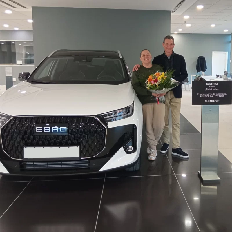 En EBRO M Dealer, nos enorgullece ver cómo nuestros clientes se van felices con su nuevo vehículo. Desde nuestros concesionarios en Madrid, estamos comprometidos a ofrecer no solo coches de calidad, sino una experiencia de compra excepcional que ha conquistado a muchos conductores. Los compradores de los nuevos vehículos EBRO están más que satisfechos con sus nuevos modelos, y eso se nota en sus sonrisas y testimonios.