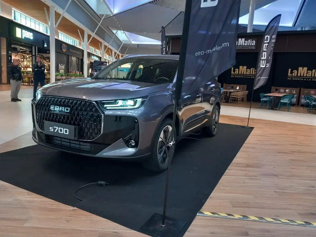 Si estás buscando un SUV que combine lo mejor en comodidad, espacio y tecnología avanzada, ¡no puedes perderte esta oportunidad! Del 7 al 21 de marzo, tendrás la ocasión de conocer de cerca el nuevo EBRO s700 Luxury en el Centro Comercial Parque Corredor. Esta es la oportunidad perfecta para explorar un vehículo que redefine lo que significa viajar en familia con estilo y vanguardia.