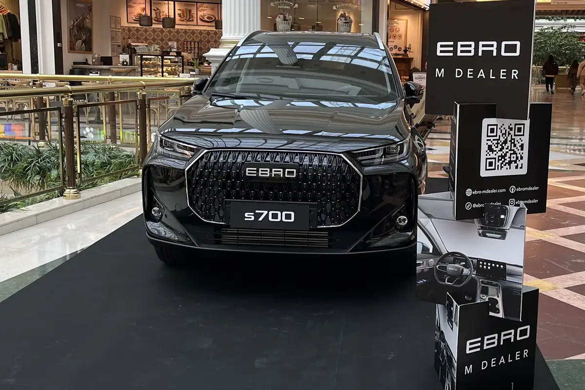 Coche EBRO s700 expuesto en el centro comercial Plaza Norte 2 de Madrid (Alcobendas)