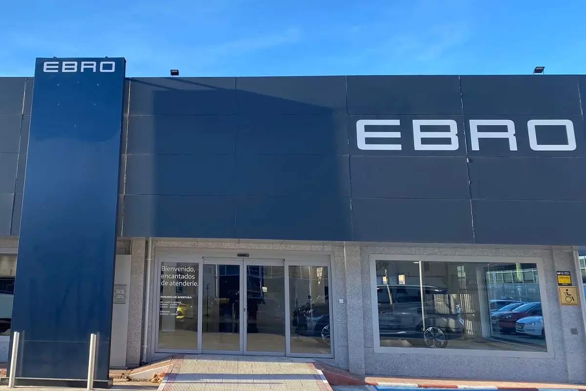Fachada exterior del nuevo Concesionario Oficial EBRO M Dealer - Vía Complutense (Alcalá de Henares) en Madrid