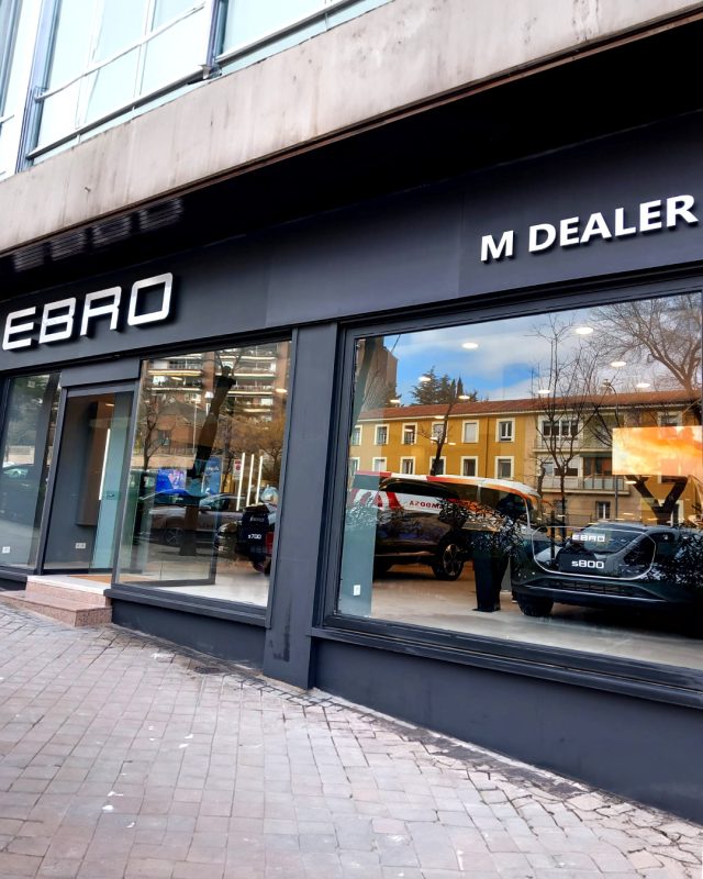 Este espacio ha sido diseñado con el objetivo de ofrecerte una experiencia única en Av. de Concha Espina, 22, 28006 Madrid. Aquí, no solo podrás conocer los mejores modelos de coches EBRO, como el EBRO S700 y el EBRO S800, sino también acceder a un servicio de mantenimiento y reparación de máxima calidad en nuestro taller oficial EBRO ubicado en C. de Narváez, 80, 28009 Madrid La recepción que hemos tenido de los clientes ha sido excepcional. La marca EBRO ha logrado ganarse la confianza y admiración de todos, gracias a su innovación, diseño de vanguardia y eficiencia. En nuestro concesionario EBRO M Dealer, podrás disfrutar de la cercanía y profesionalismo de nuestros comerciales, quienes te ofrecerán toda la información necesaria para que elijas el modelo que mejor se adapte a tus necesidades.